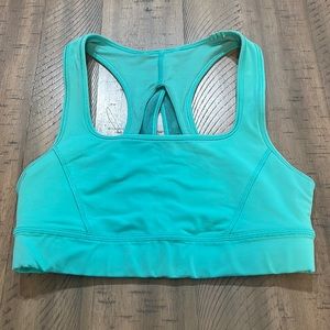 141 Lululemon Size 6 Sports Bra Green see photos for slight discoloration